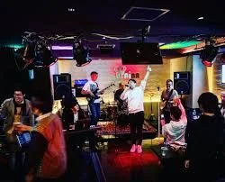 企業パーティーで盛り上がる参加者たち