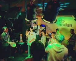 グループでのカラオケセッション風景