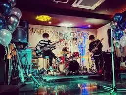 満員で盛り上がる店内の様子